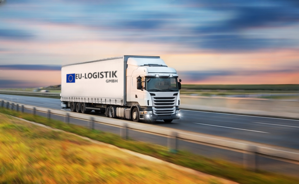 EU-Logistik GmbH LKW mit Logo aus der Seite